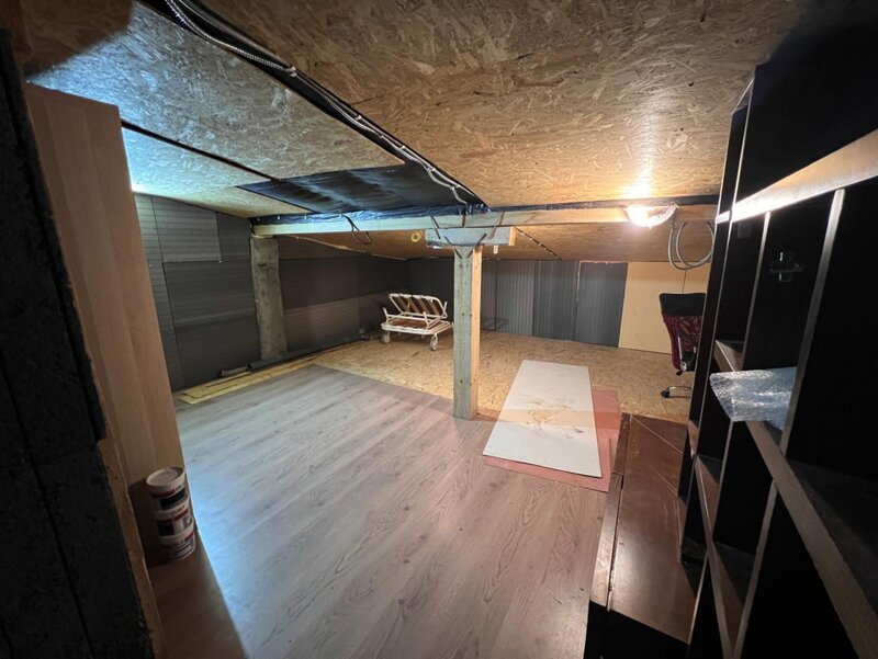 Matei Millo, casa intr-o zona rezidentiala, 130 mp utili, curte matura.