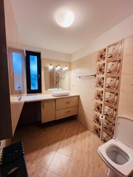 Matei Millo, casa intr-o zona rezidentiala, 130 mp utili, curte matura.