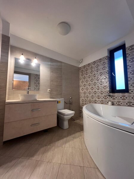 Matei Millo, casa intr-o zona rezidentiala, 130 mp utili, curte matura.